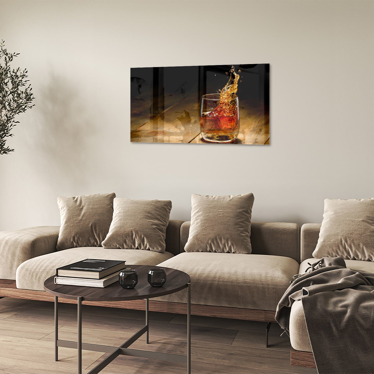Glazen schilderij met een glas en spetterende drank op een houten tafel.