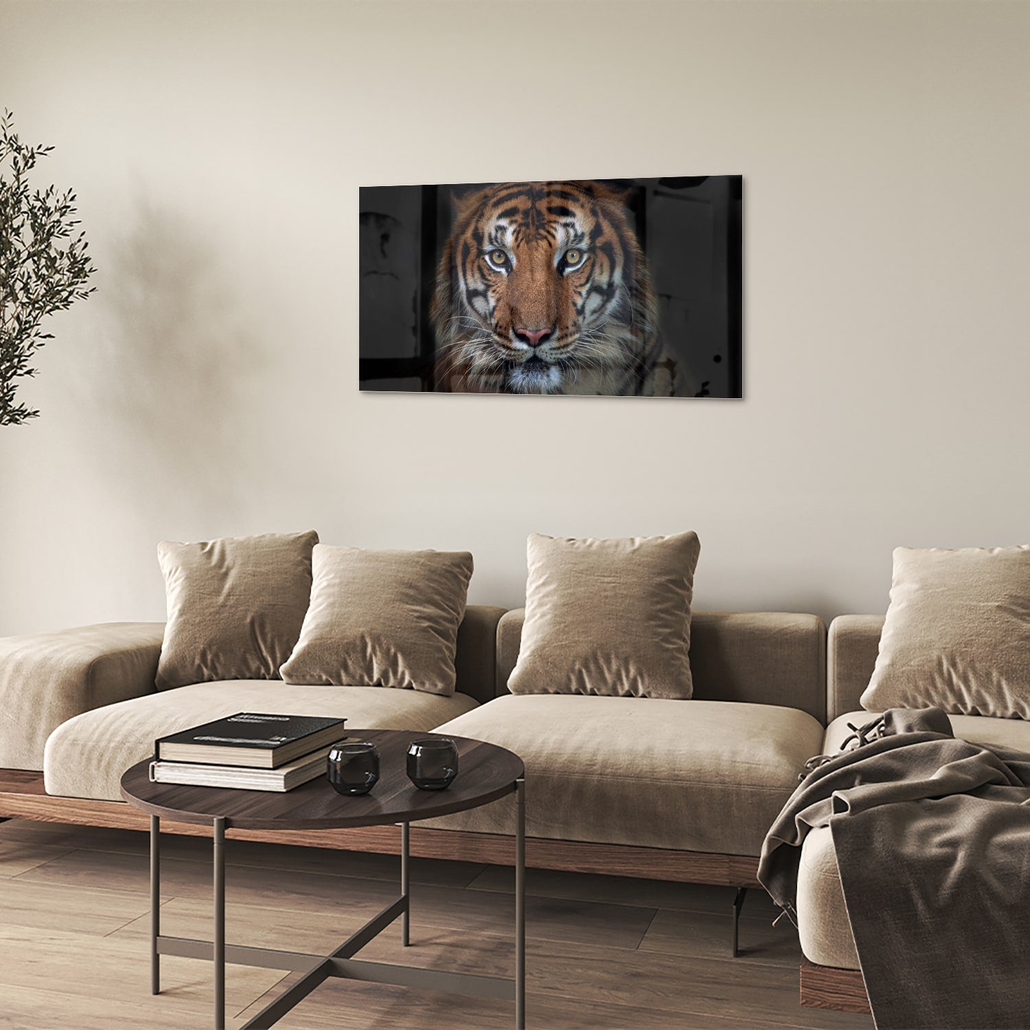 Glazen schilderij van een tijger, mooi weergegeven in een moderne woonkamer.