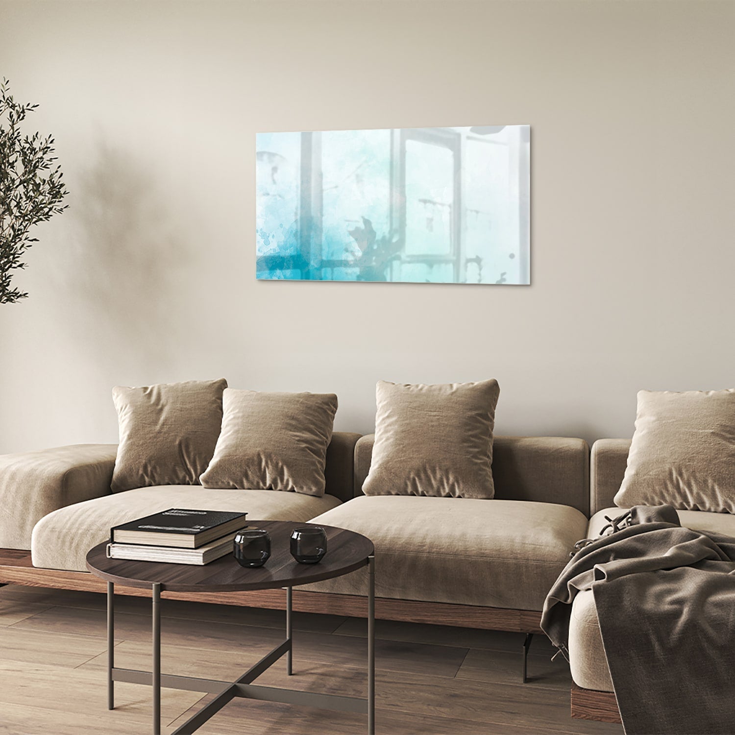 Abstract glazen schilderij met blauwe en turquoise tinten aan de muur.