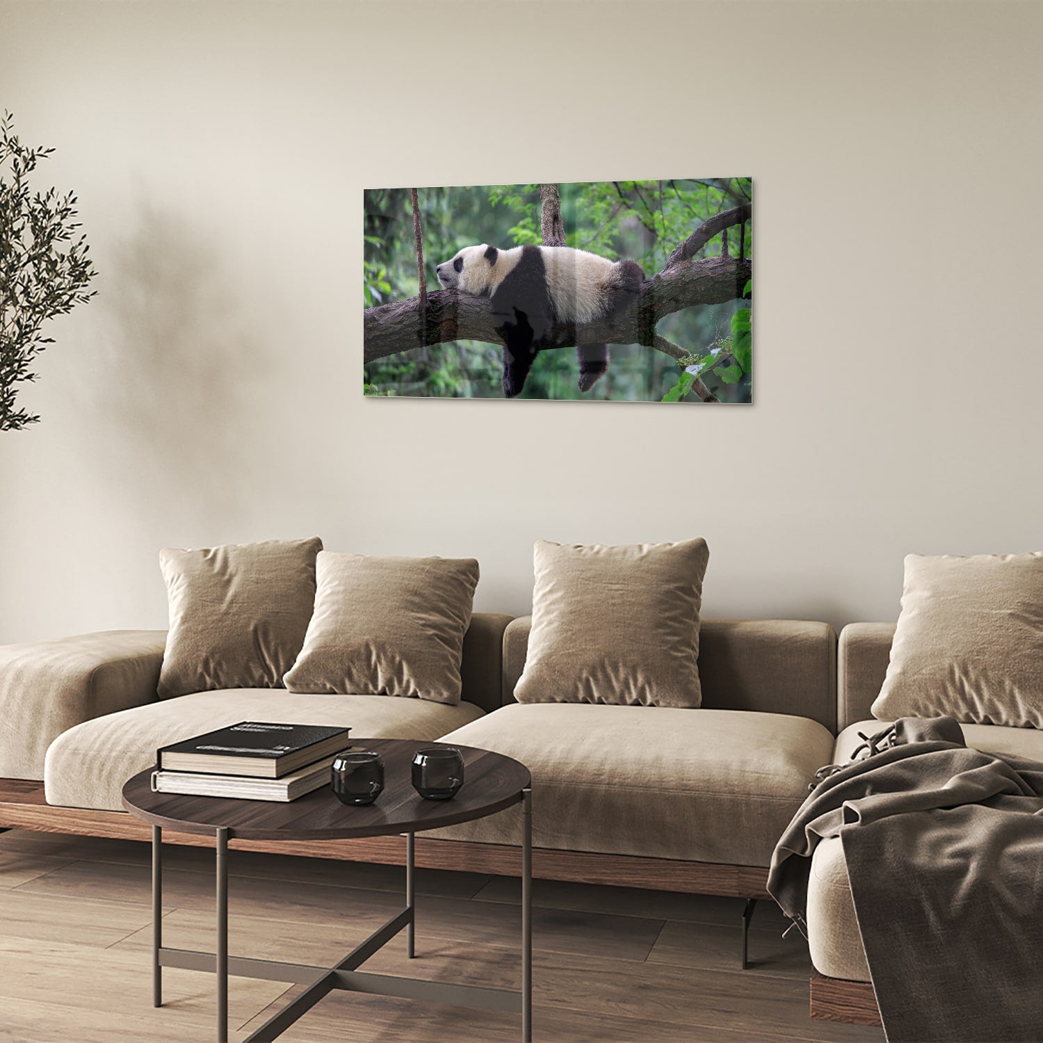 Glazen schilderij van een panda die ontspannen op een tak ligt.