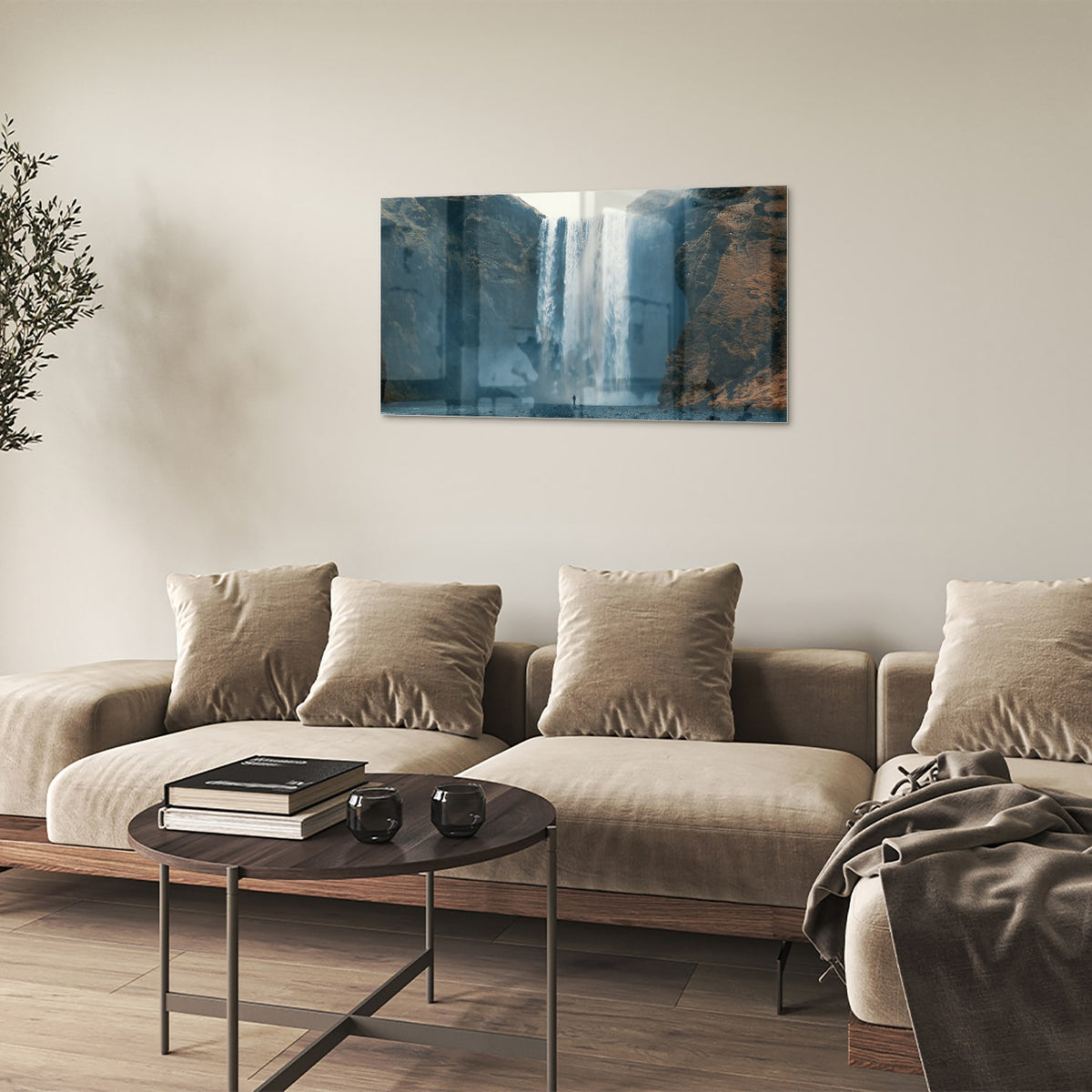 Glazen schilderij van een waterval in een moderne woonkamer.