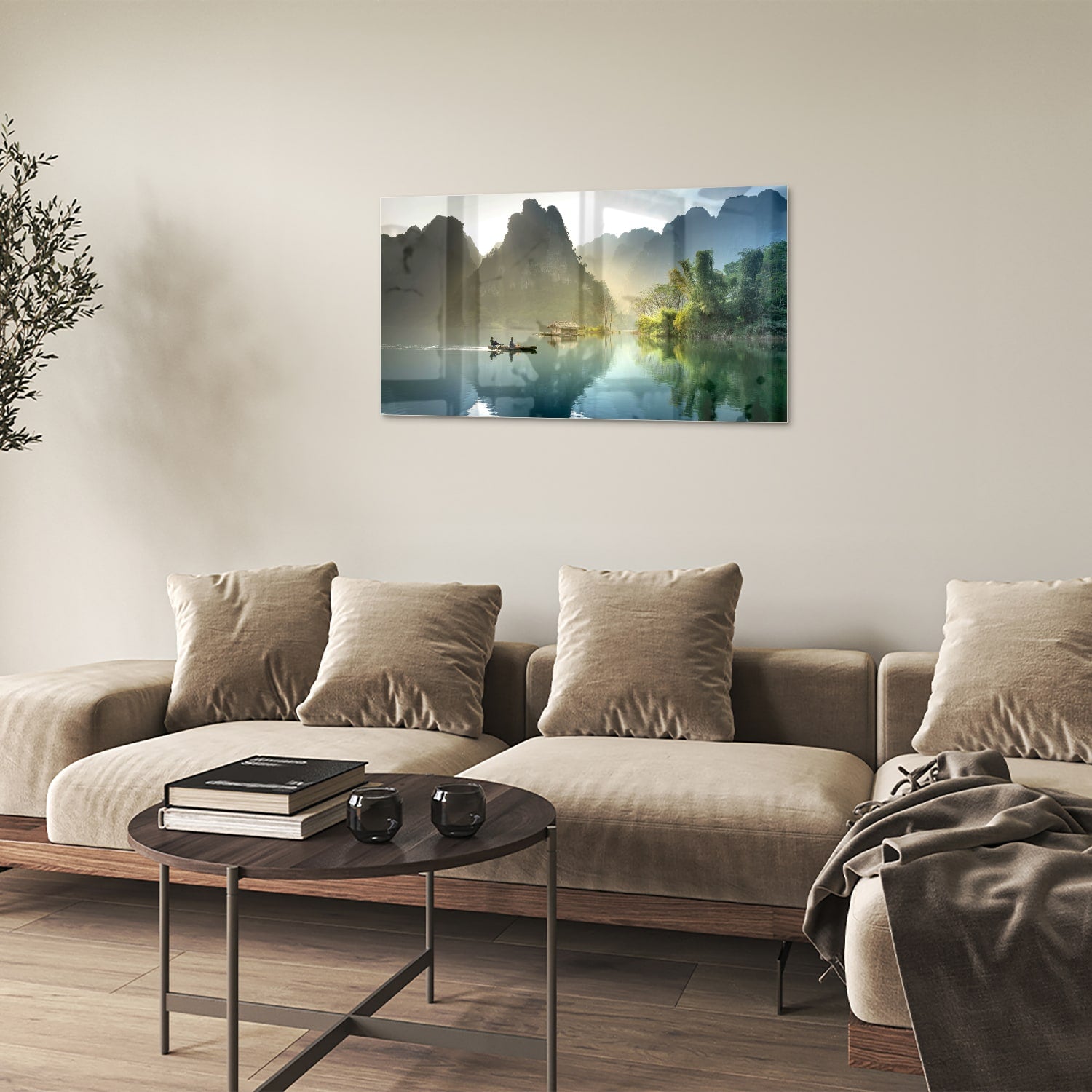 Glazen schilderij van een serene berglandschap met reflecties in het water.
