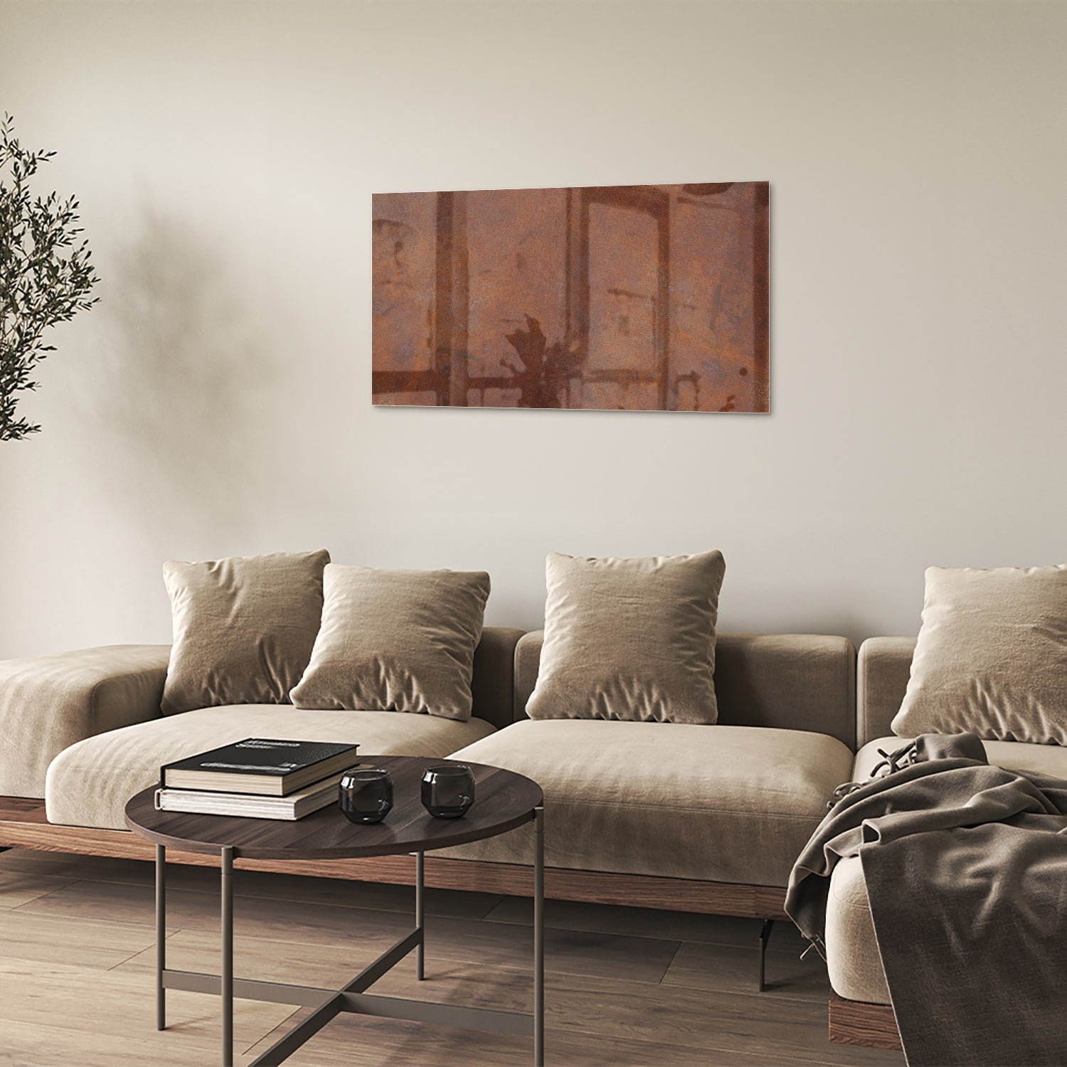 Abstract glazen schilderij met aardetinten boven een houten meubel.