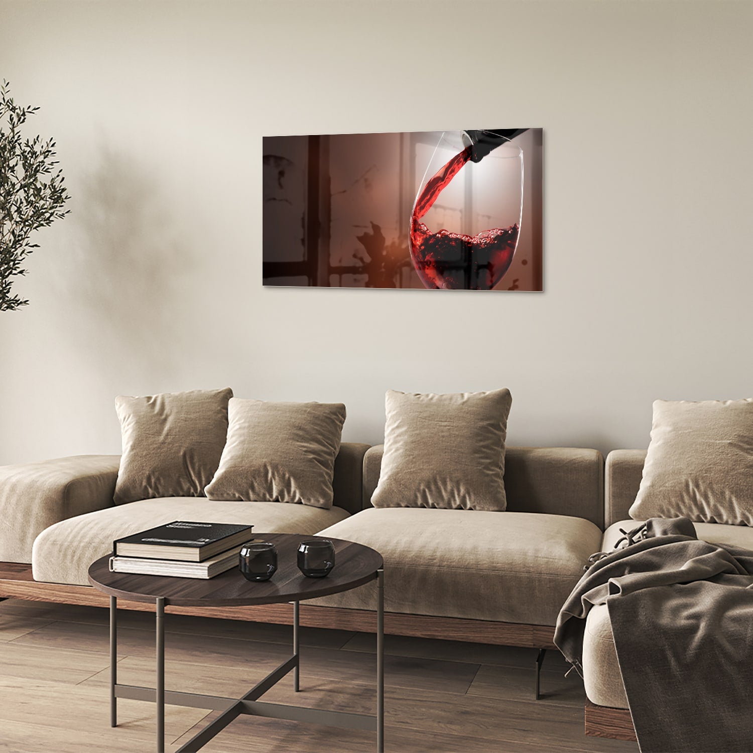 Glazen schilderij van een rode wijn die in een glas wordt ingeschonken, zichtbaar in een moderne woonkamer.