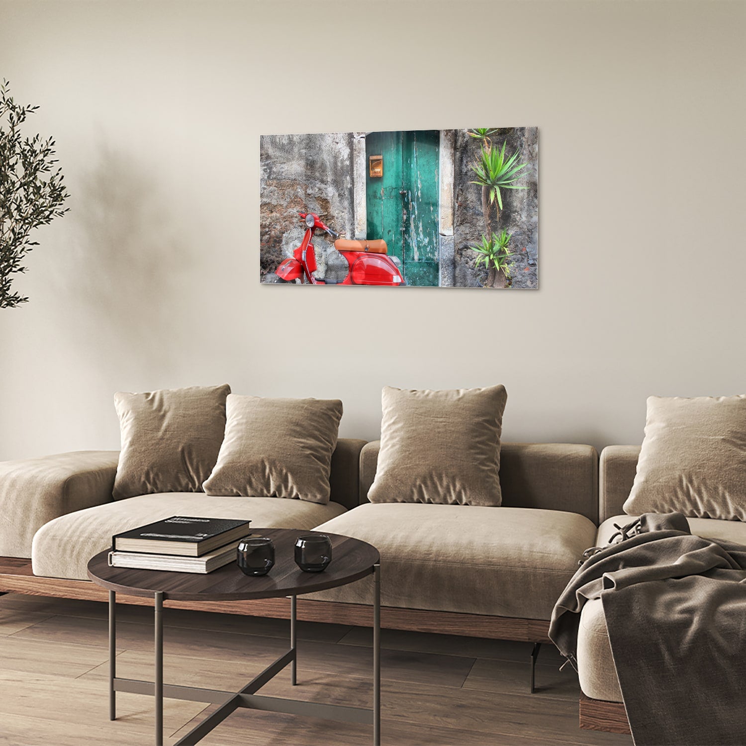 Glazen schilderij van een rode scooter voor een groene deur met planten.