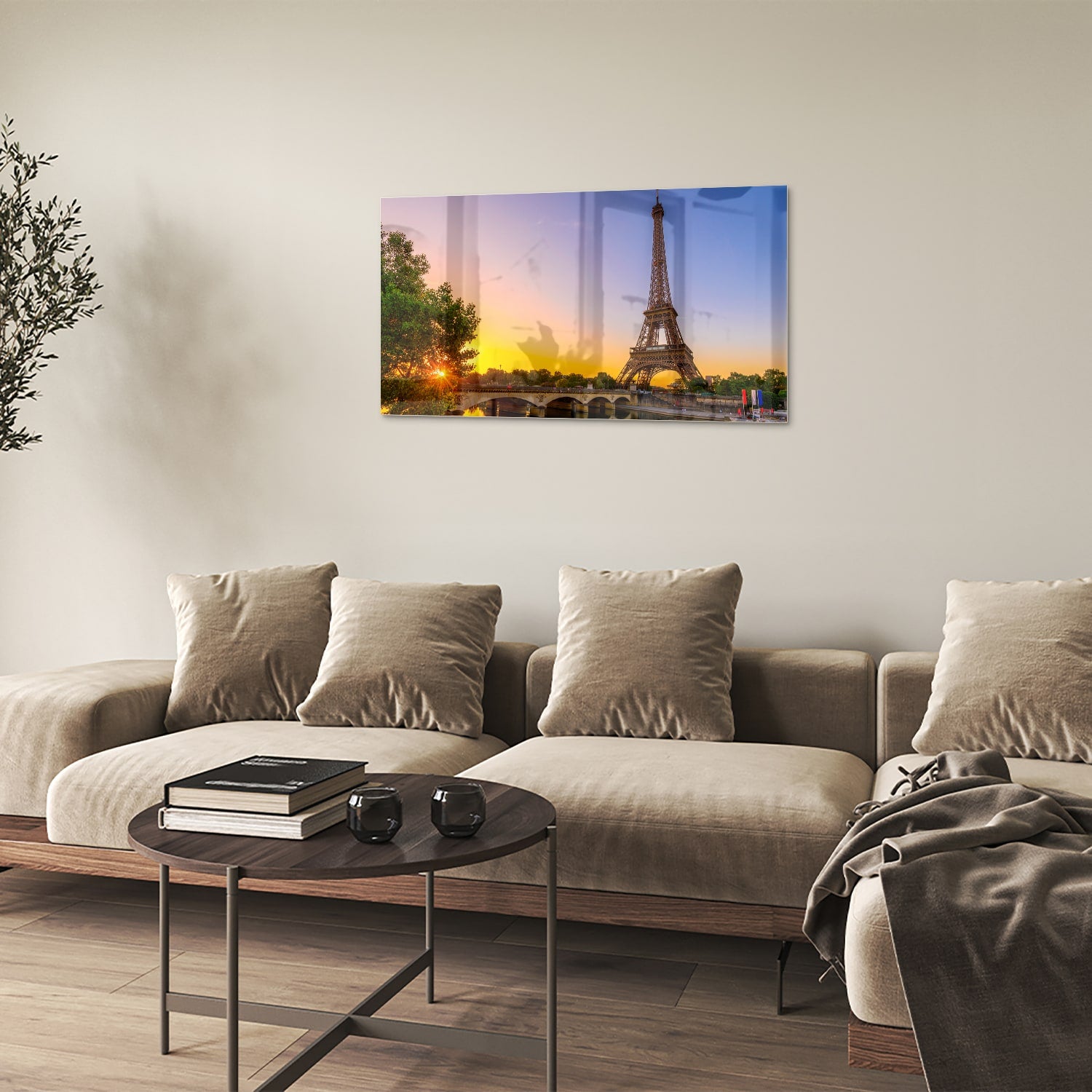 Een glazen schilderij van de Eiffeltoren bij zonsondergang, met warme kleuren.