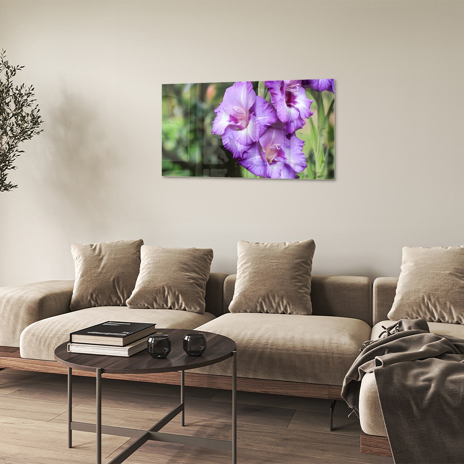 Glazen schilderij van paarse gladiolen aan de muur in een moderne woonkamer.