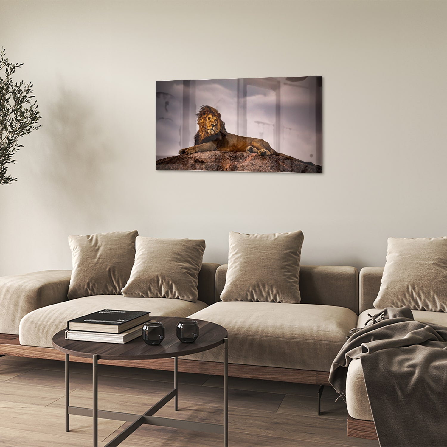 Glazenschilderij van een majestueuze leeuw op een rots, perfect voor interieurdecoratie.