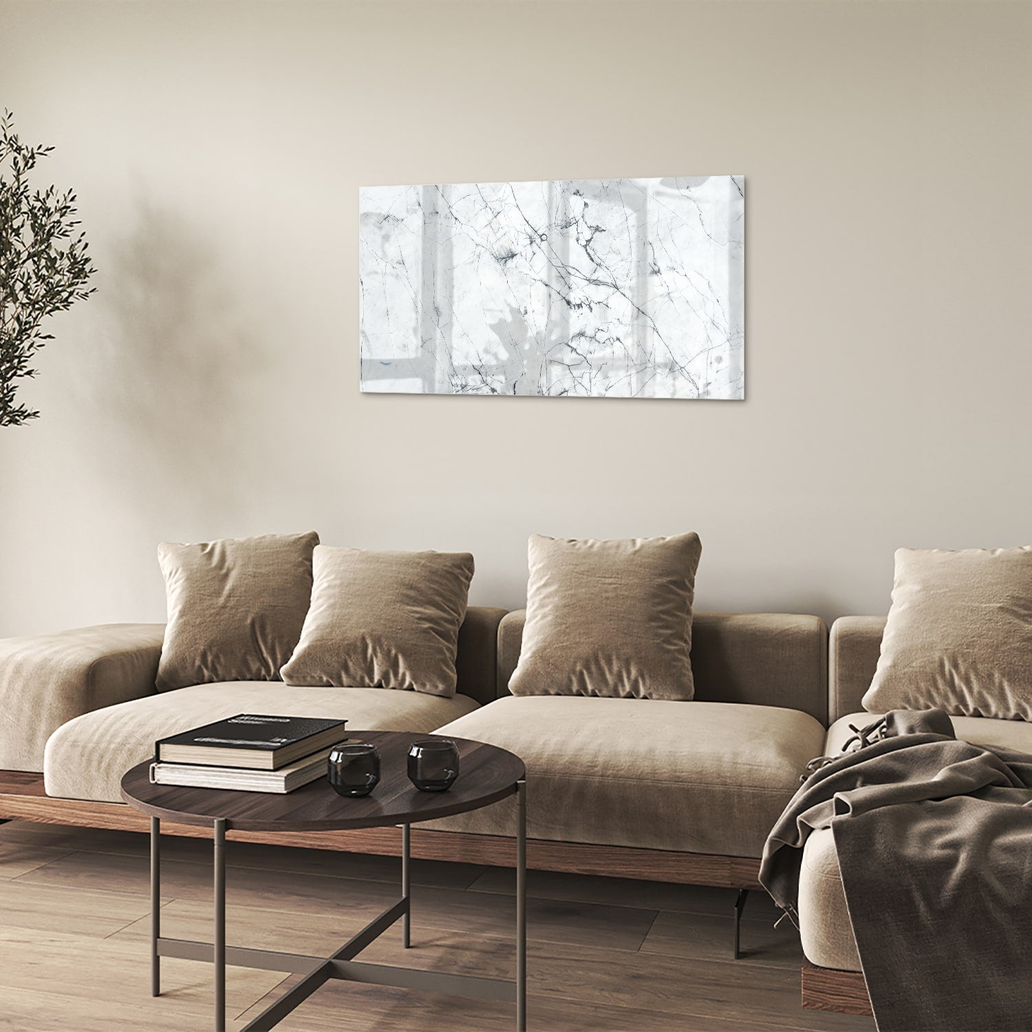 Glazen schilderij met marmerlook aan de muur in een moderne woonkamer.