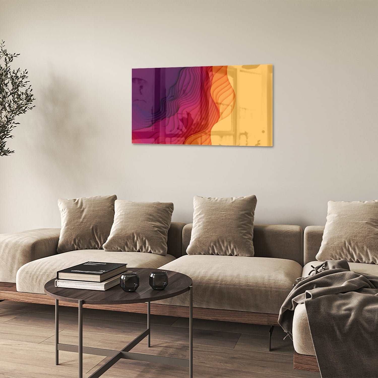 Abstract glazen schilderij met paarse en oranje golven aan de muur.