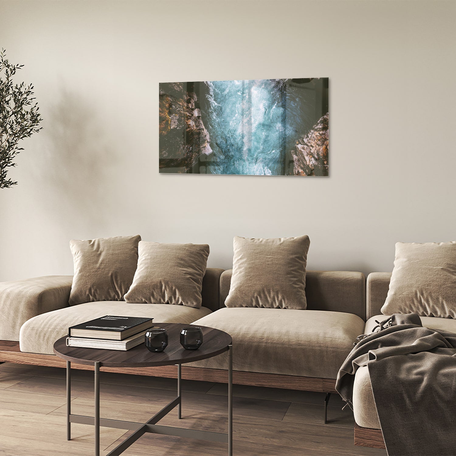 Glas schilderij van helder bergwater dat door rotsen stroomt.