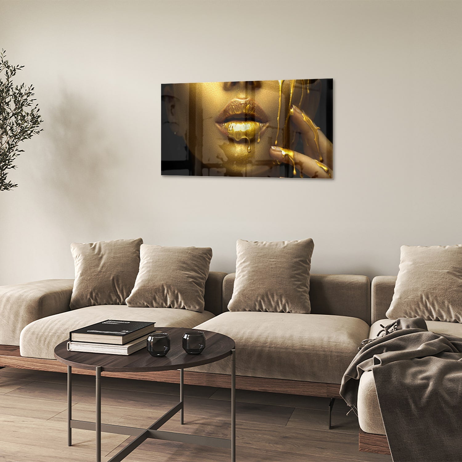 Gouden glazen schilderij van lippen met glanzende vloeistof op een muur.