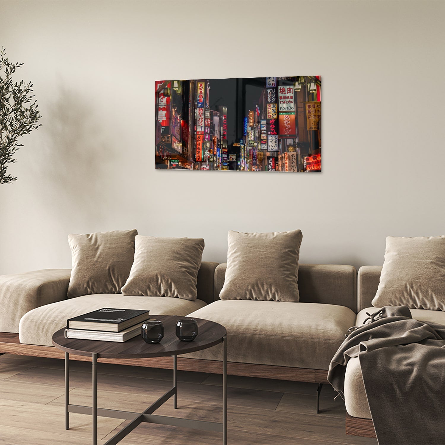 Glazen schilderij van een levendige stad met neonverlichting aan de muur in een moderne woonkamer.