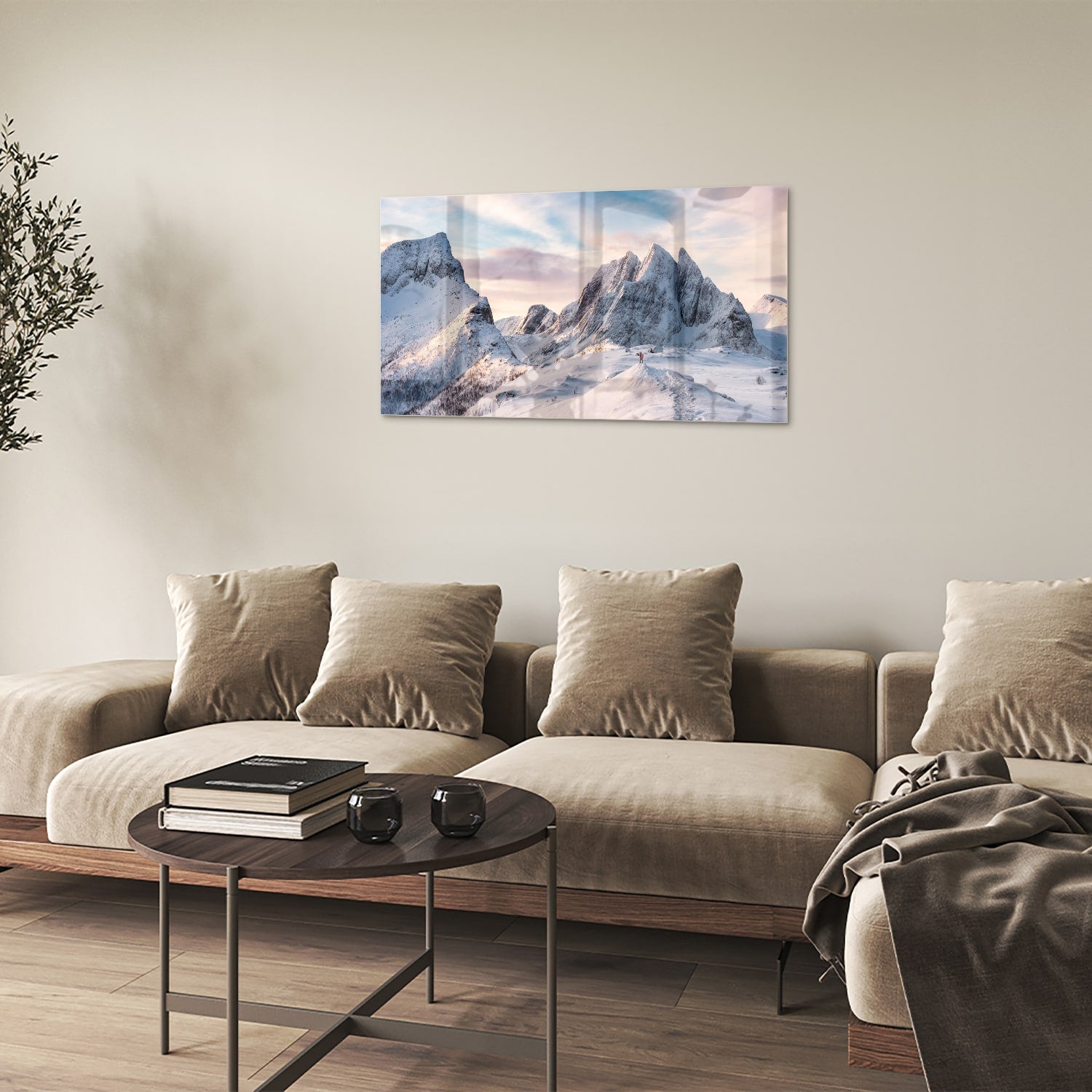 Glazen schilderij van besneeuwde bergen in een lichte woonkamer
