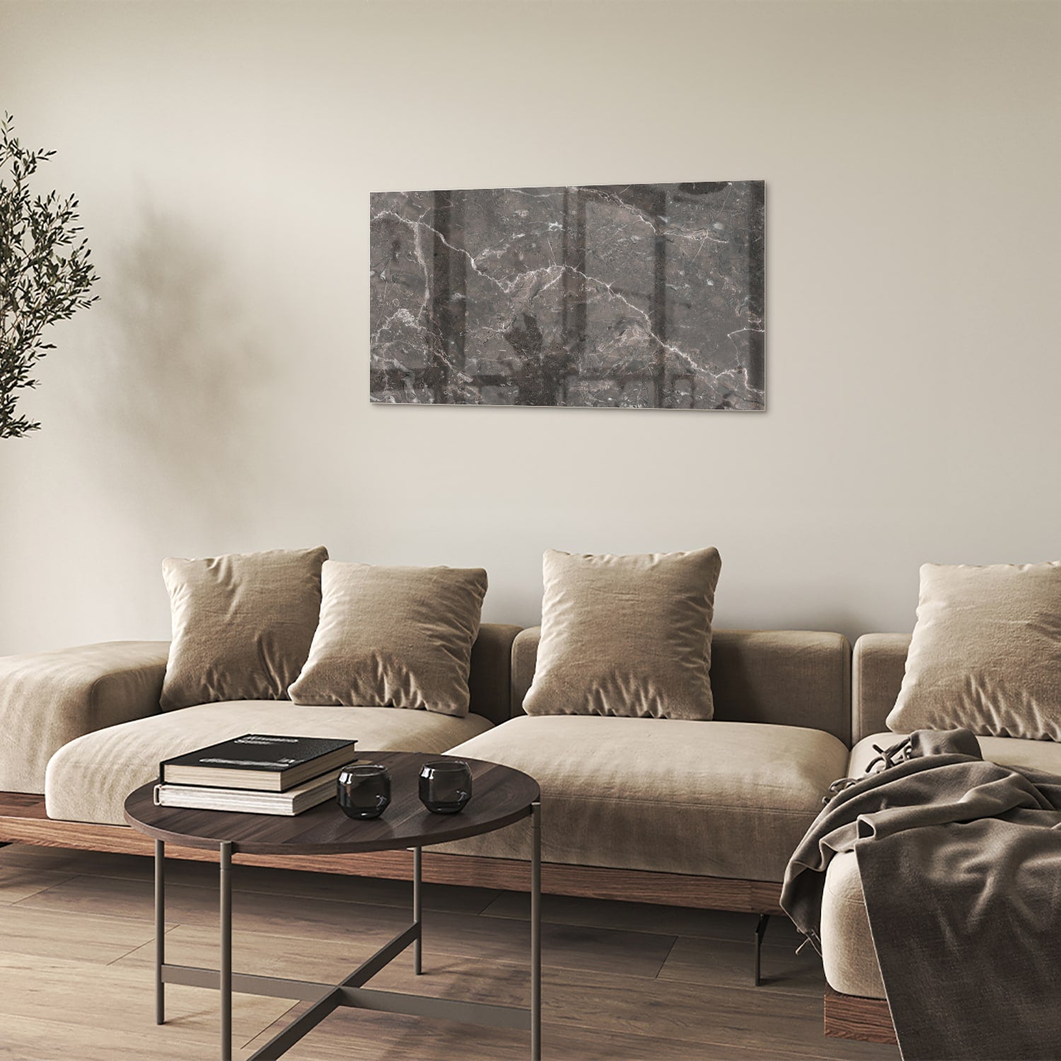 Glazen schilderij met marmerdesign in een moderne woonkamer