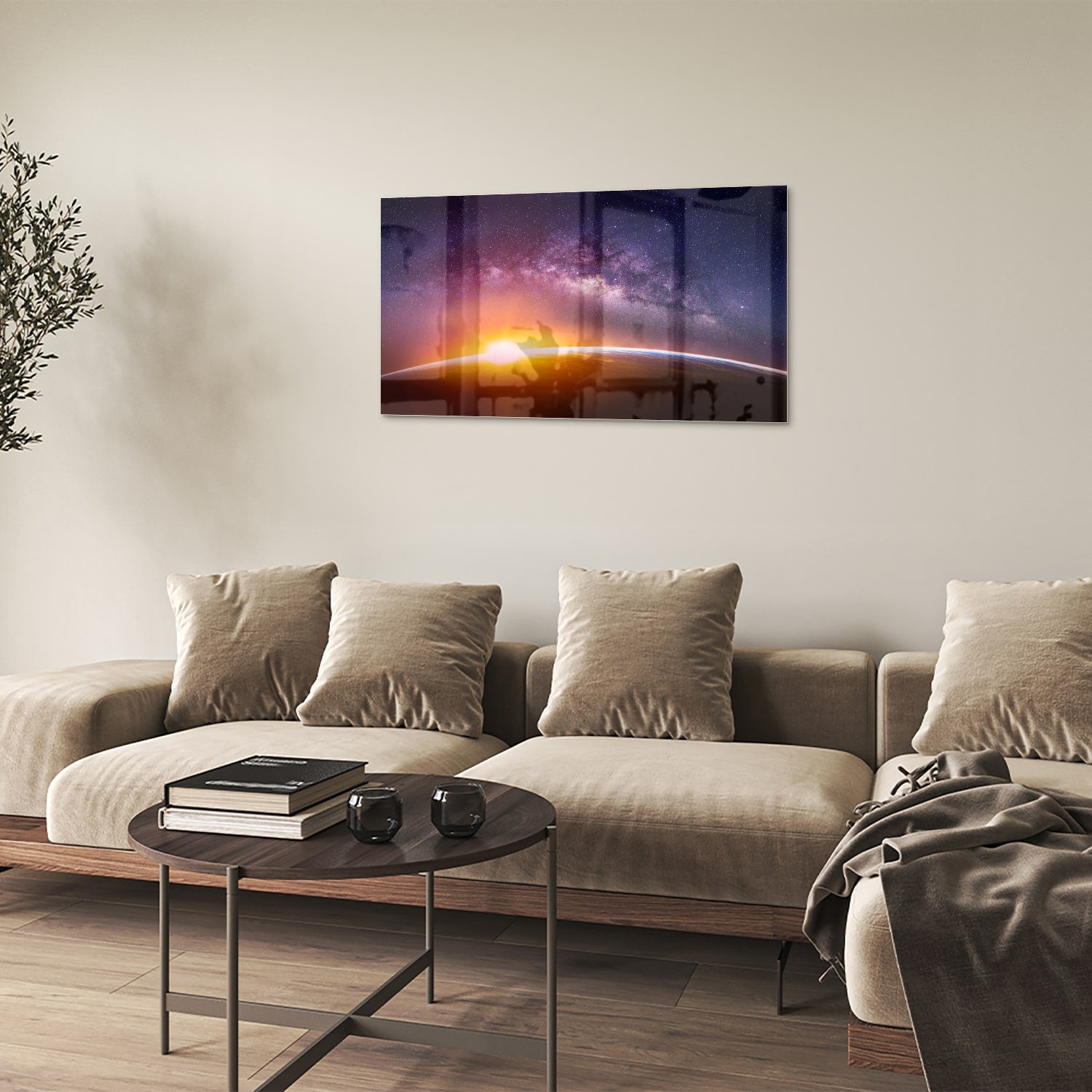 Glazen schilderij van een sterrenhemel met zonsondergang, hangt aan de muur in een stijlvolle woonkamer.