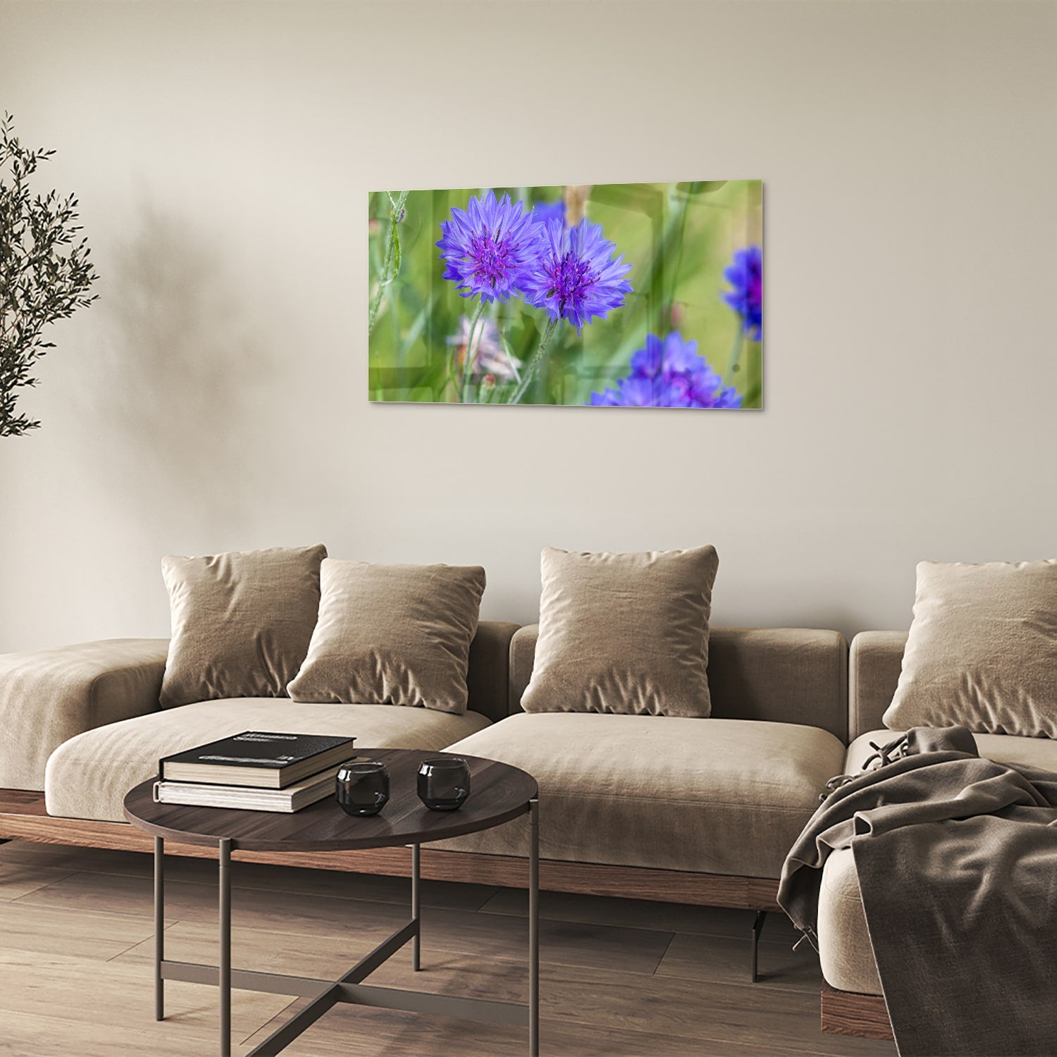 Glazen schilderij met paarse bloemen in een moderne woonkamer.