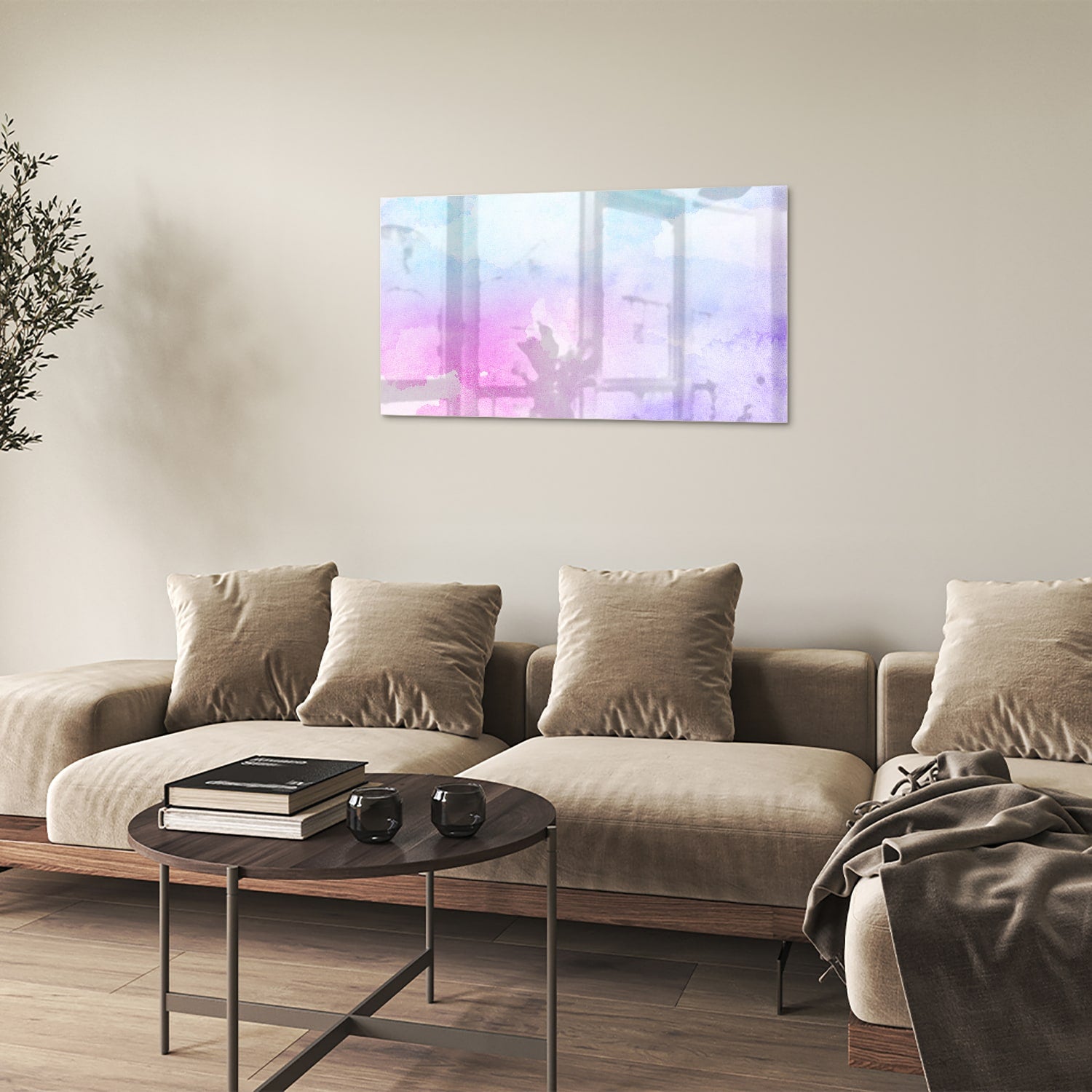 Abstract glazen schilderij met paarse en blauwe tinten aan de muur.