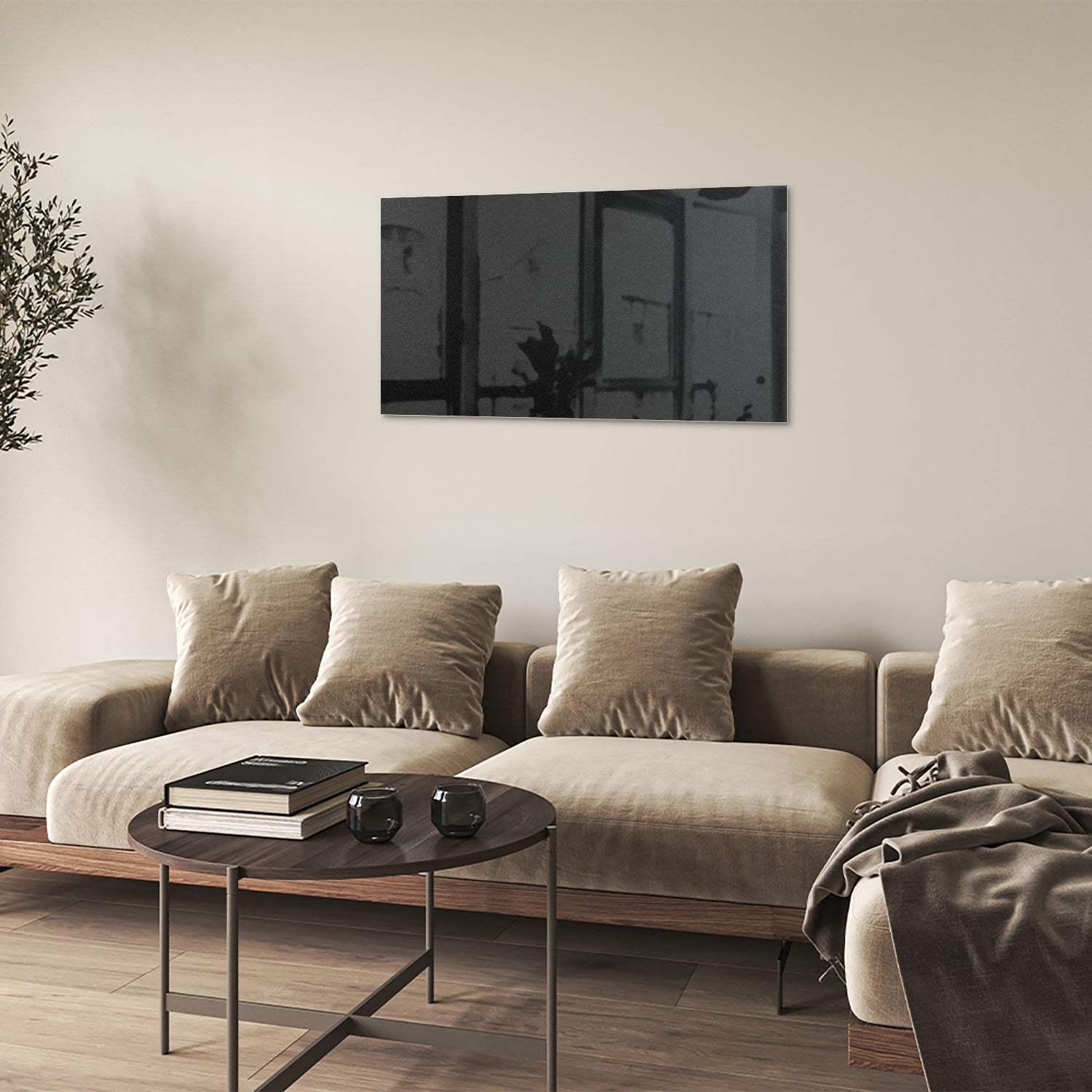 Zwart-glanzend glas schilderij aan een witte muur in een modern interieur.
