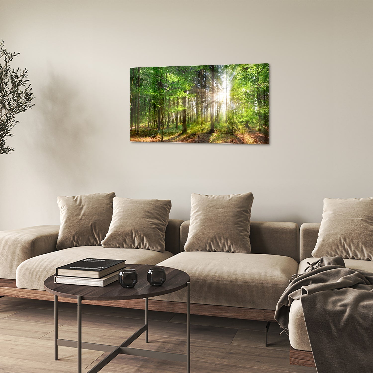 Glazen schilderij van een bos met zonnestralen op een muur.