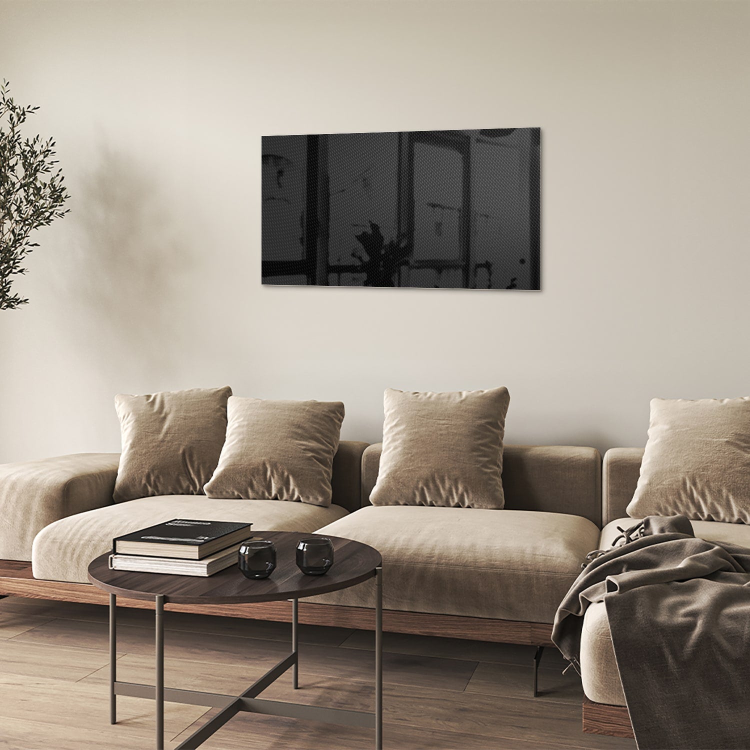 Zwart glazen schilderij hangt boven een houten console in een lichte woonkamer.