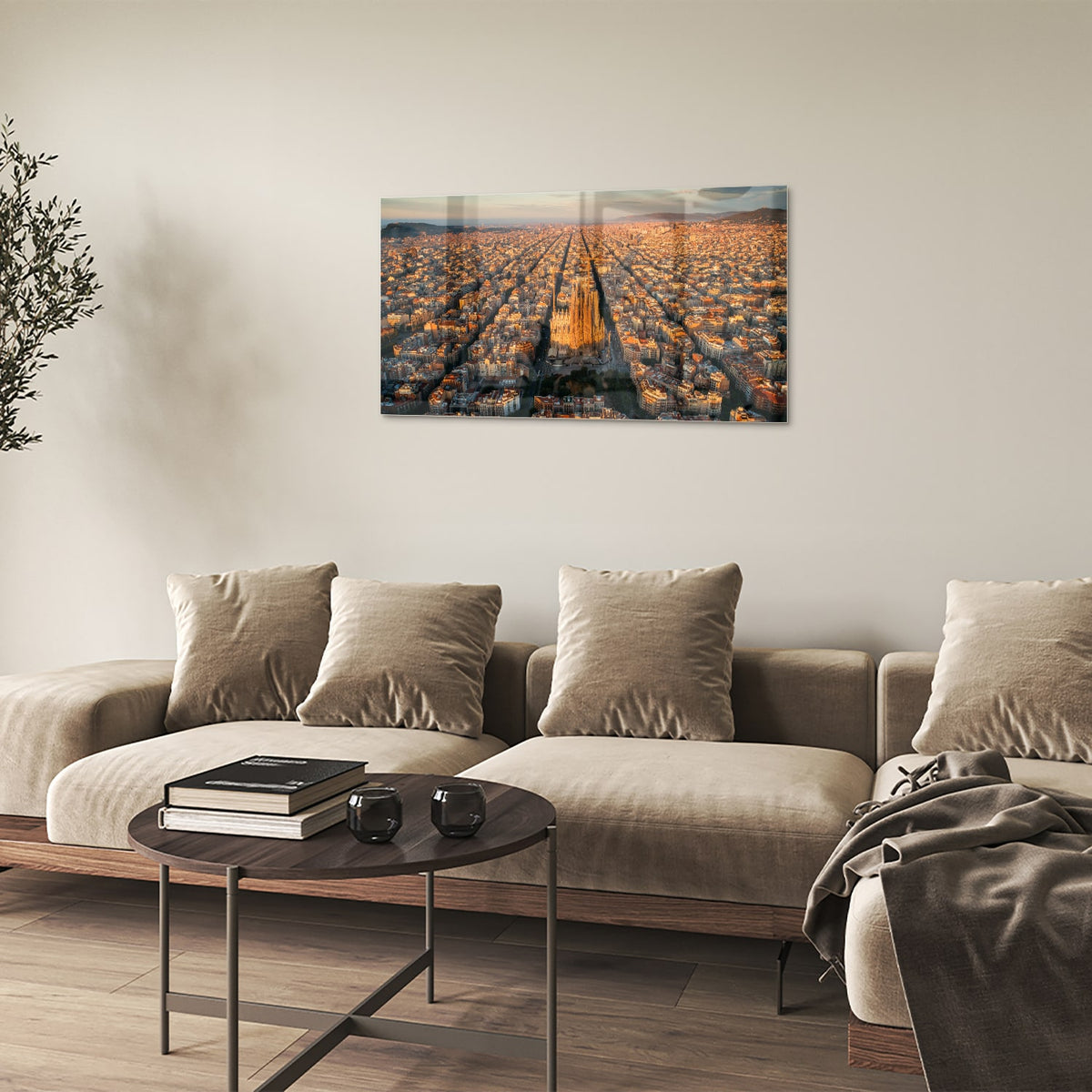 Glazen schilderij met uitzicht op een stad onder de zonsondergang