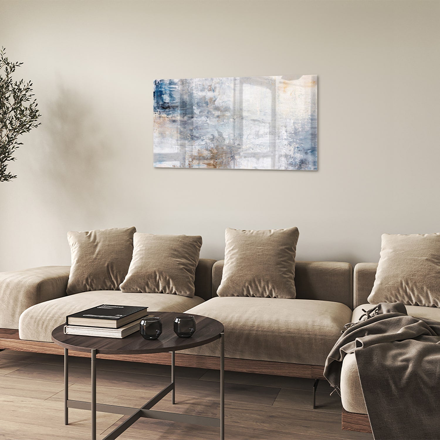 Abstract glazen schilderij met blauwe en neutrale tinten in woonkamer