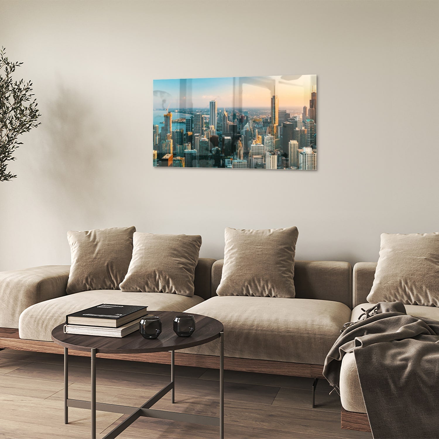 Glazen schilderij met uitzicht op een stad skyline onder een zonsondergang