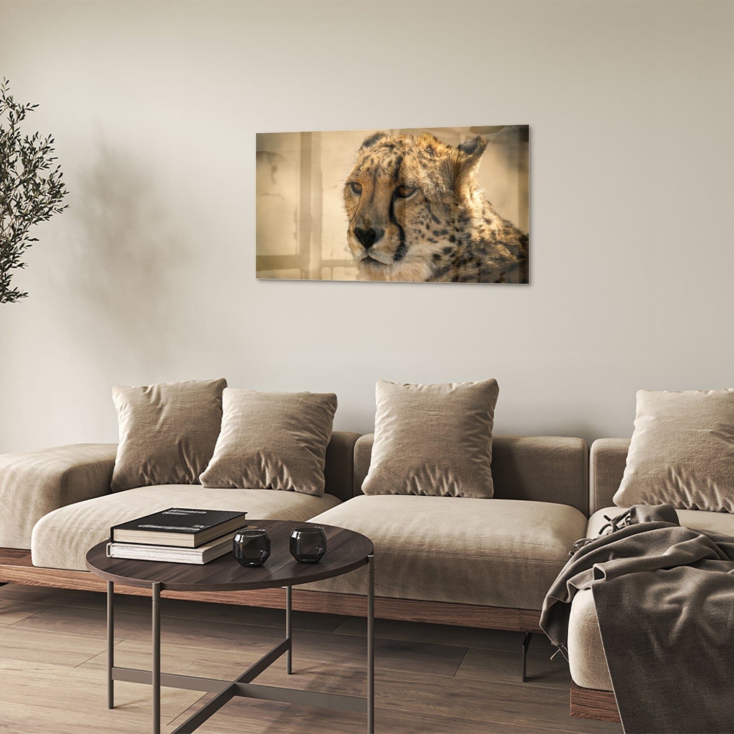 Glazen schilderij van een luipaard hangt aan de muur in een stijlvolle woonkamer.