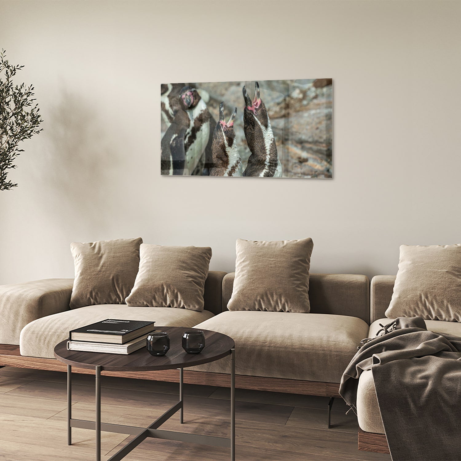 Glas schilderij met vrolijke pinguns op een muur in een modern interieur.