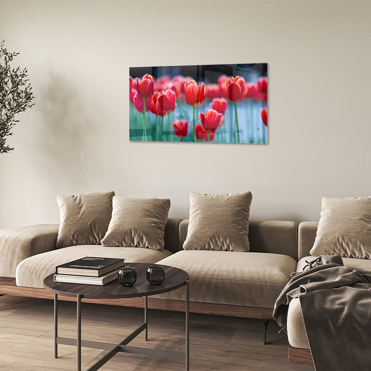 Glazen schilderij met rode tulpen op een witte muur