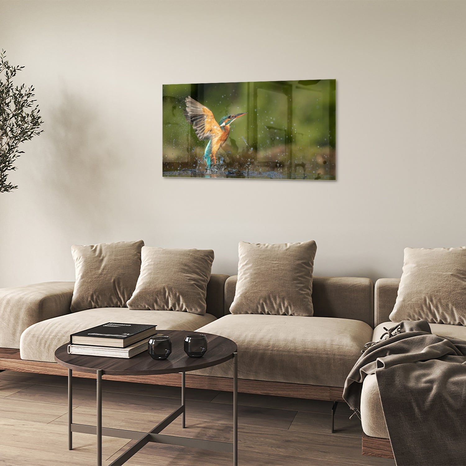 Glazen schilderij van een ijsvogel die in het water duikt