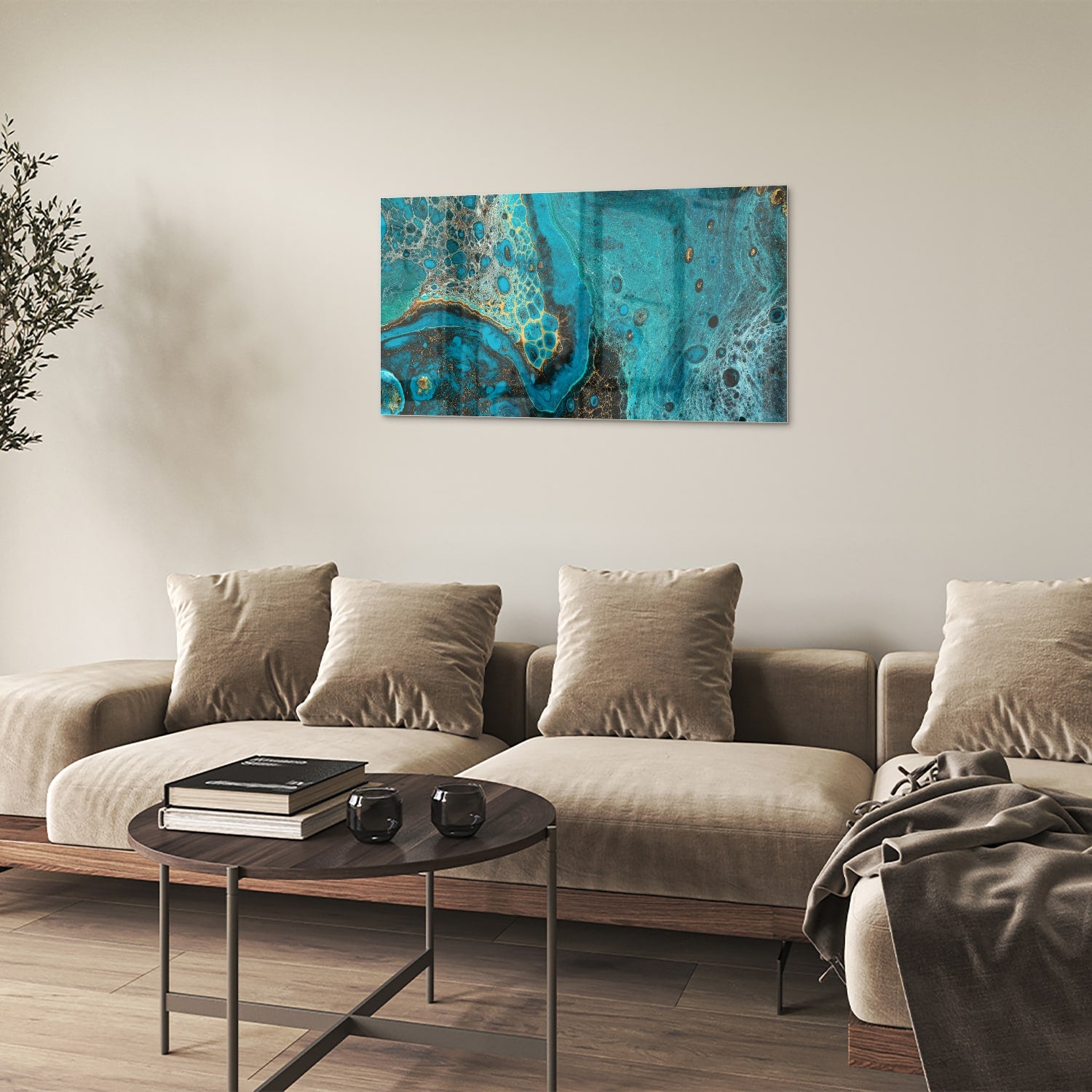 Glazen schilderij in turkoois met gouden accenten aan de muur boven een houten meubel.