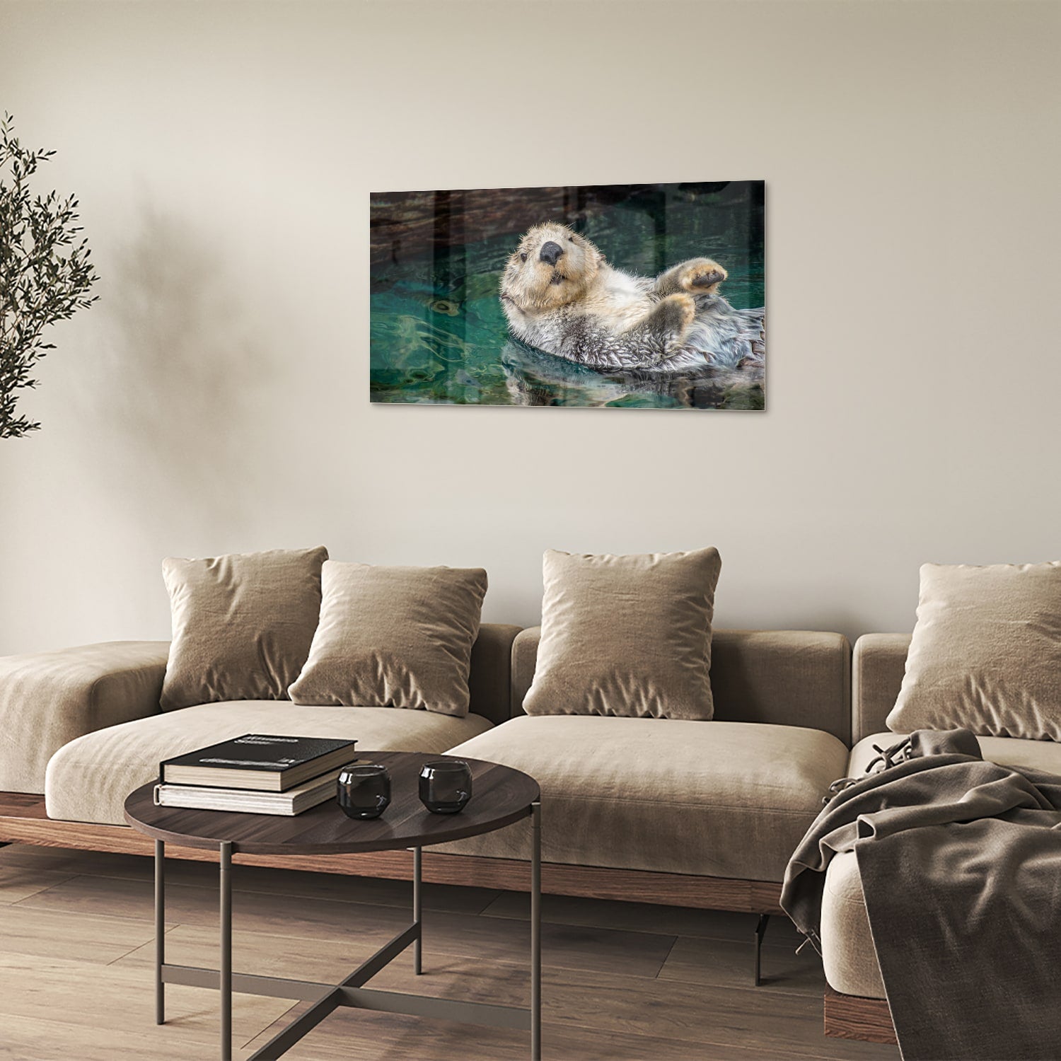 Glazen schilderij van een zeeotter die in water drijft.
