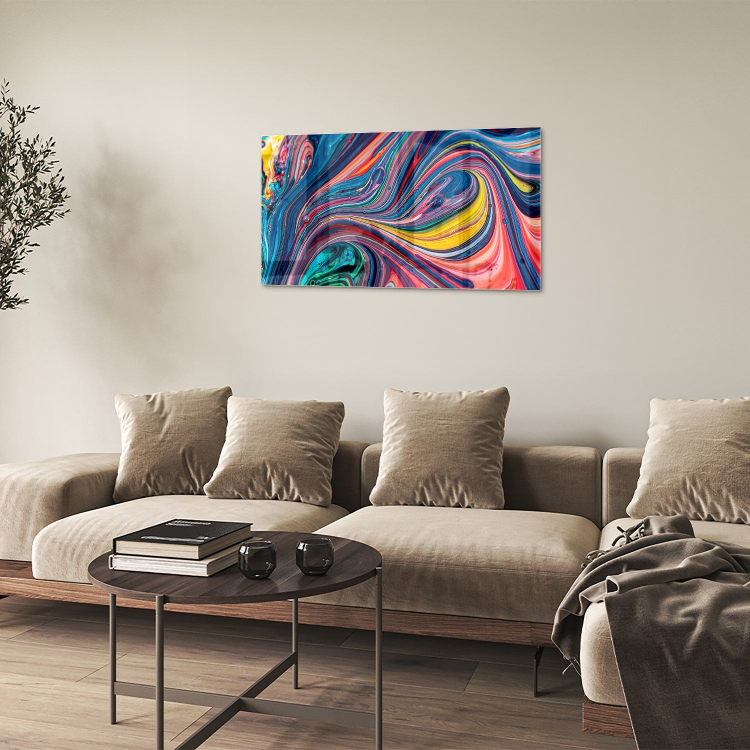 Kleurrijk abstract glazen schilderij aan de muur in een modern interieur.