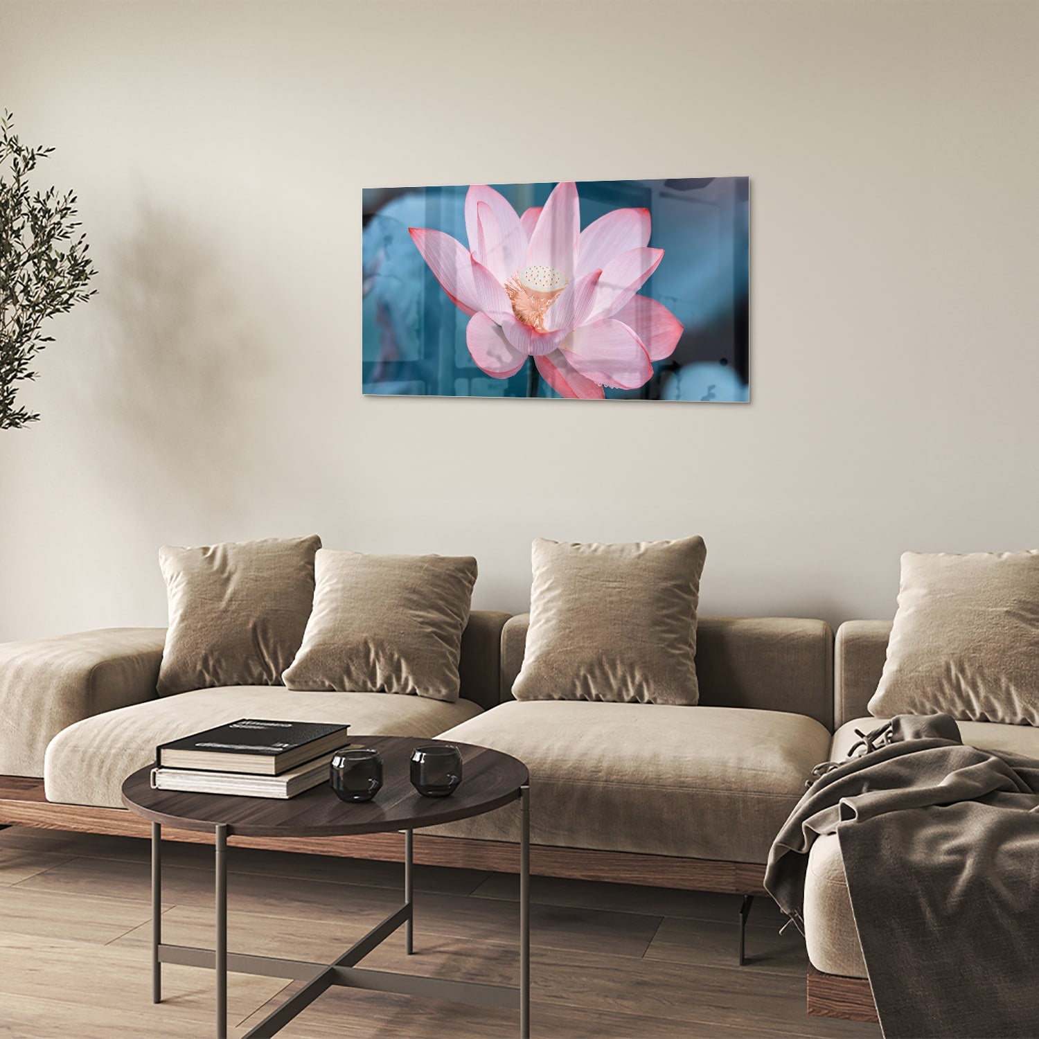 Glazen schilderij van een roze lotus boven een houten meubelstuk in een gezellige woonkamer.