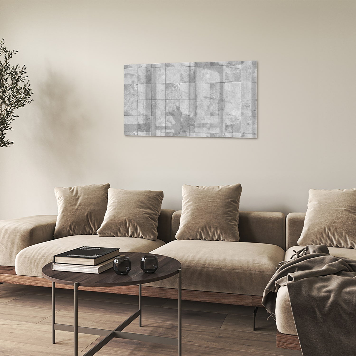 Abstract glazen schilderij in grijstinten aan de muur boven een houten dressoir.