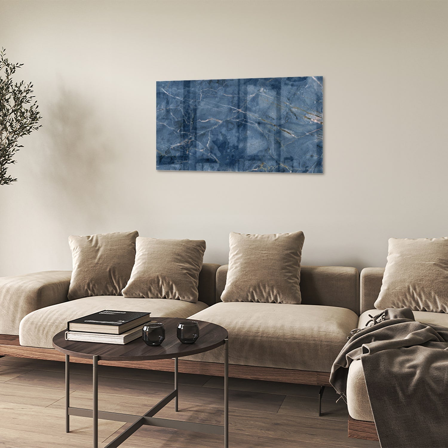 Diepblauw glazen schilderij met marmerstructuur aan de muur