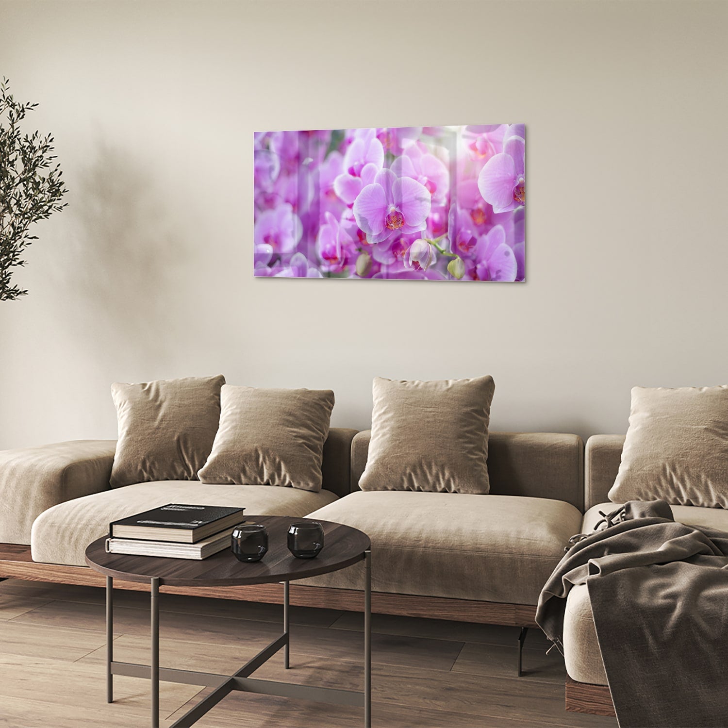 Glazen schilderij met een close-up van paarse orchideen in een mooi interieur