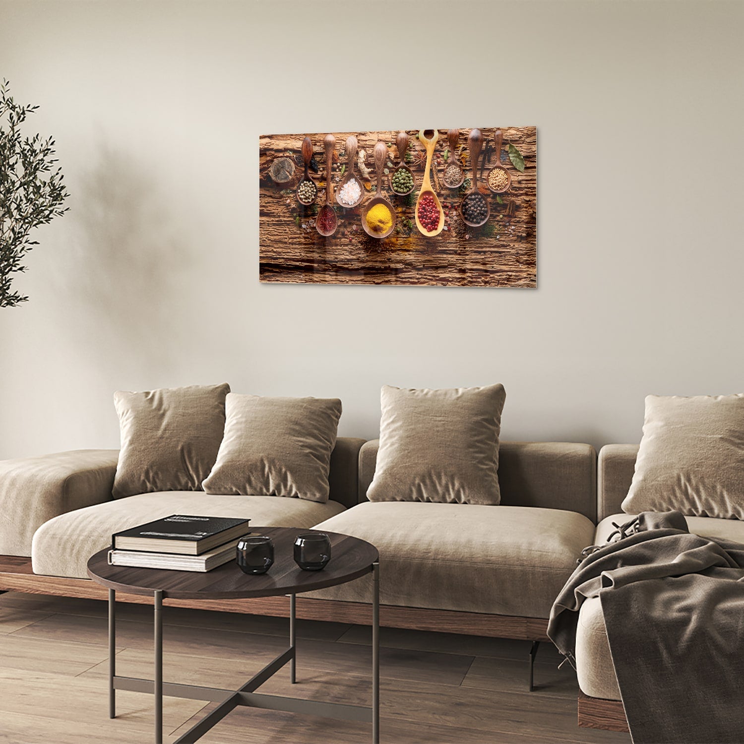 Glazen schilderij met kleurrijke specerijen en houten lepels op een rustieke achtergrond.