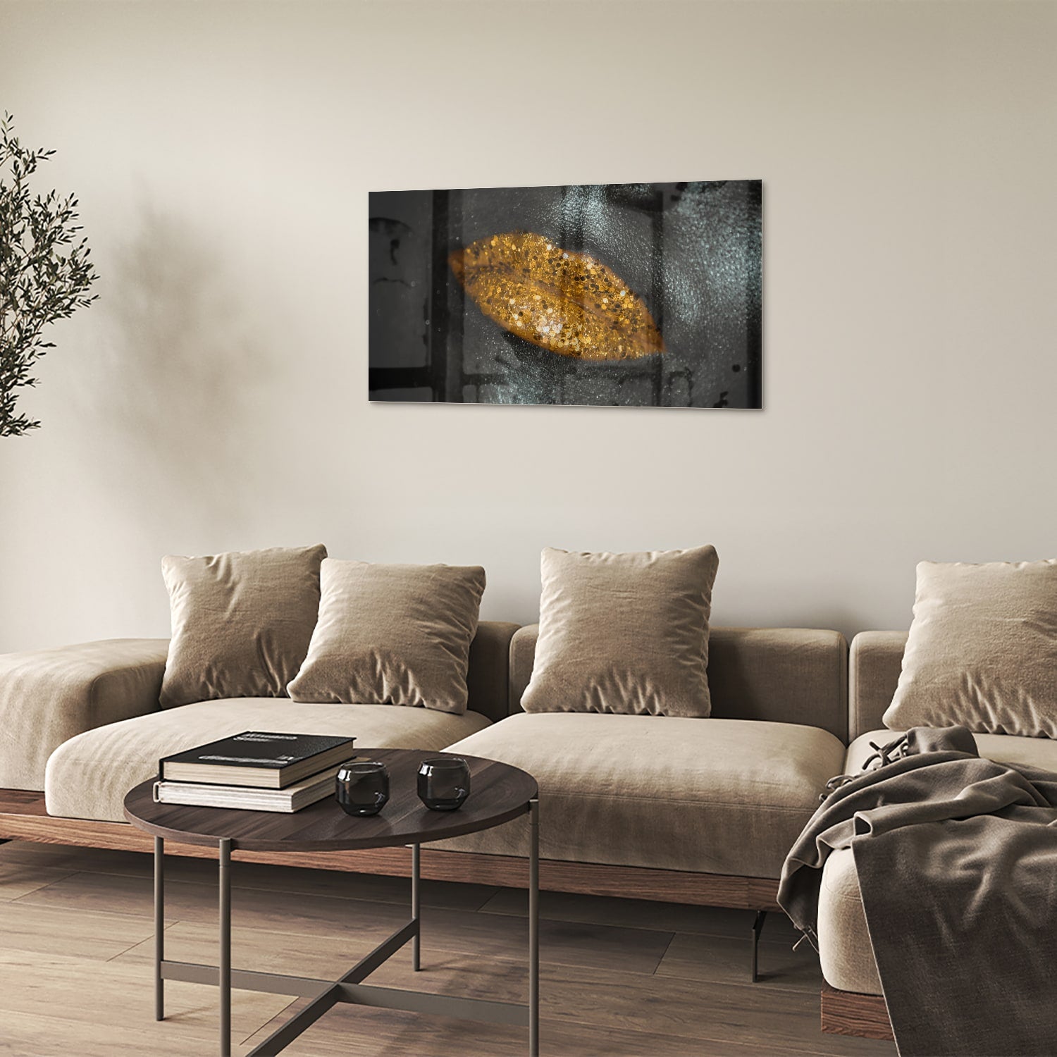 Glazen schilderij met een gouden blad op een zwarte achtergrond, perfect voor moderne interieurs.