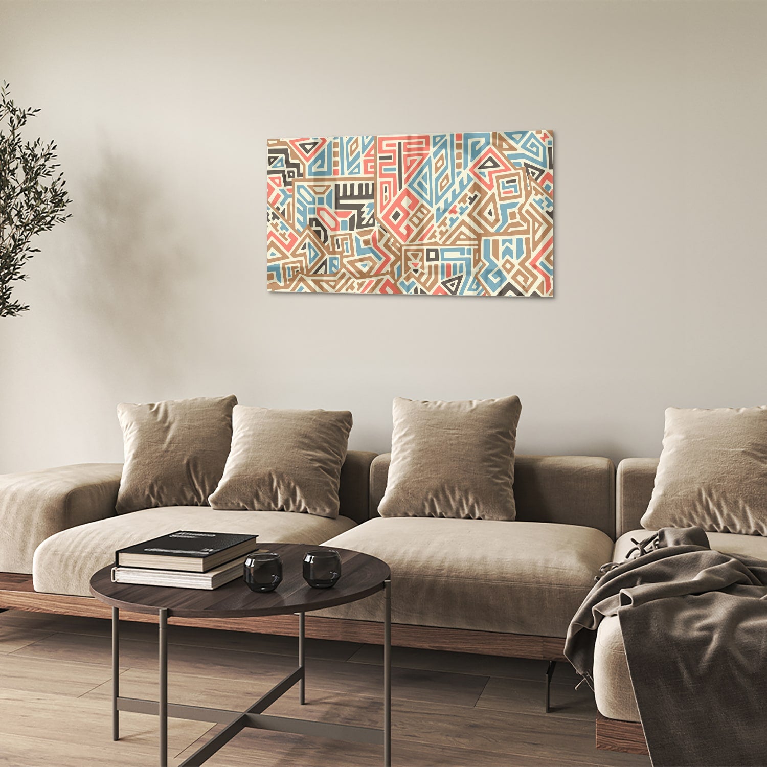 Abstract glazen schilderij met kleurrijke geometrische patronen aan de muur.