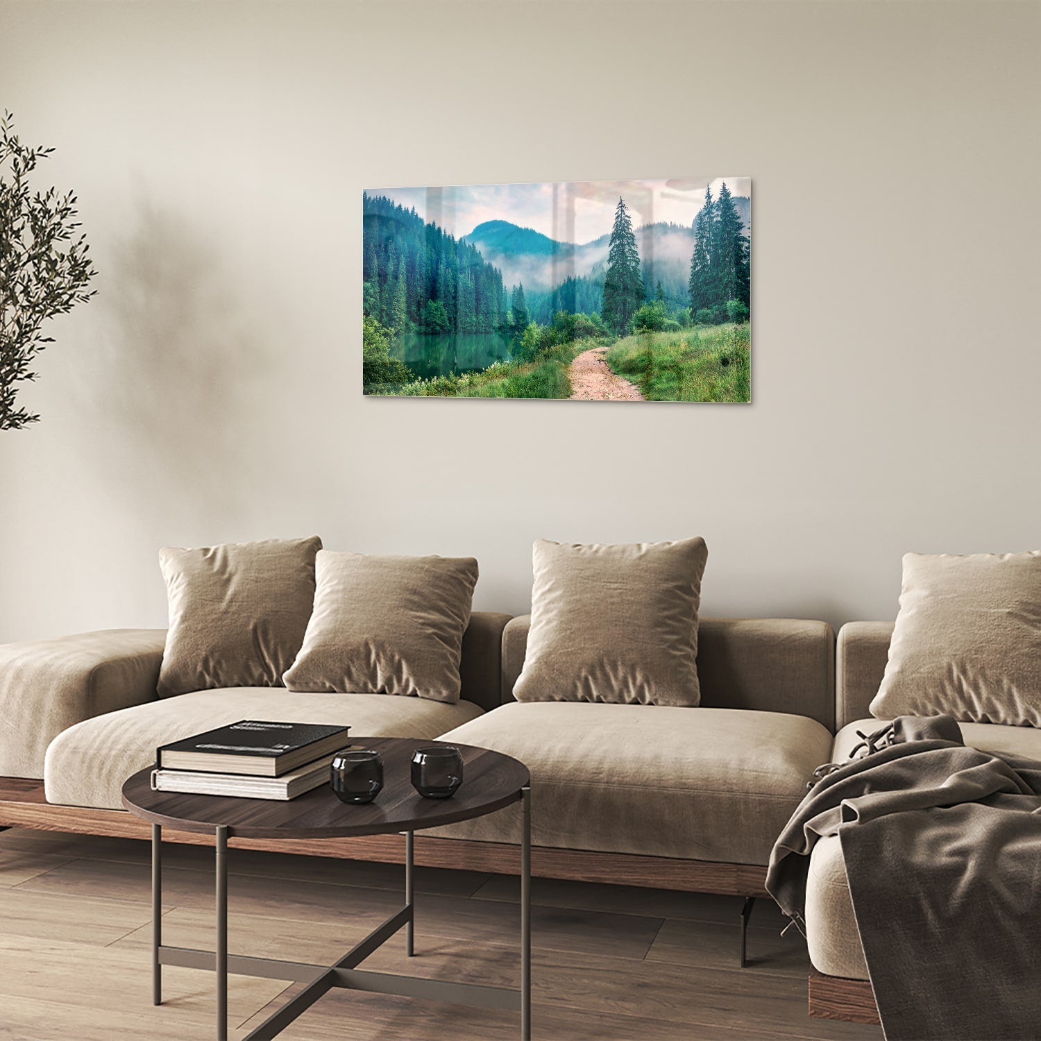 Glazen schilderij van een berglandschap met een pad en bomen