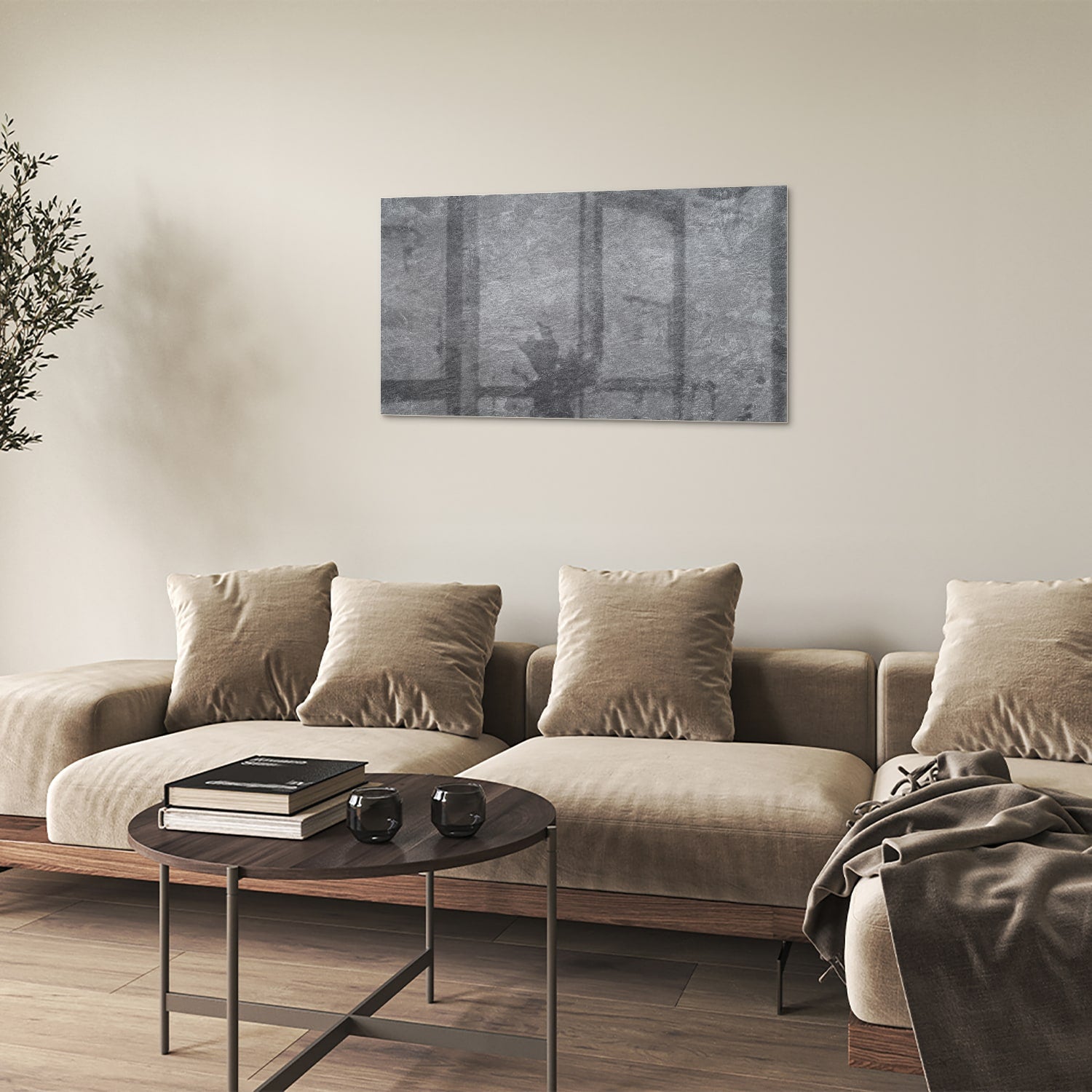 Modern glazen schilderij in grijs hangt aan de muur in een rustig interieur.