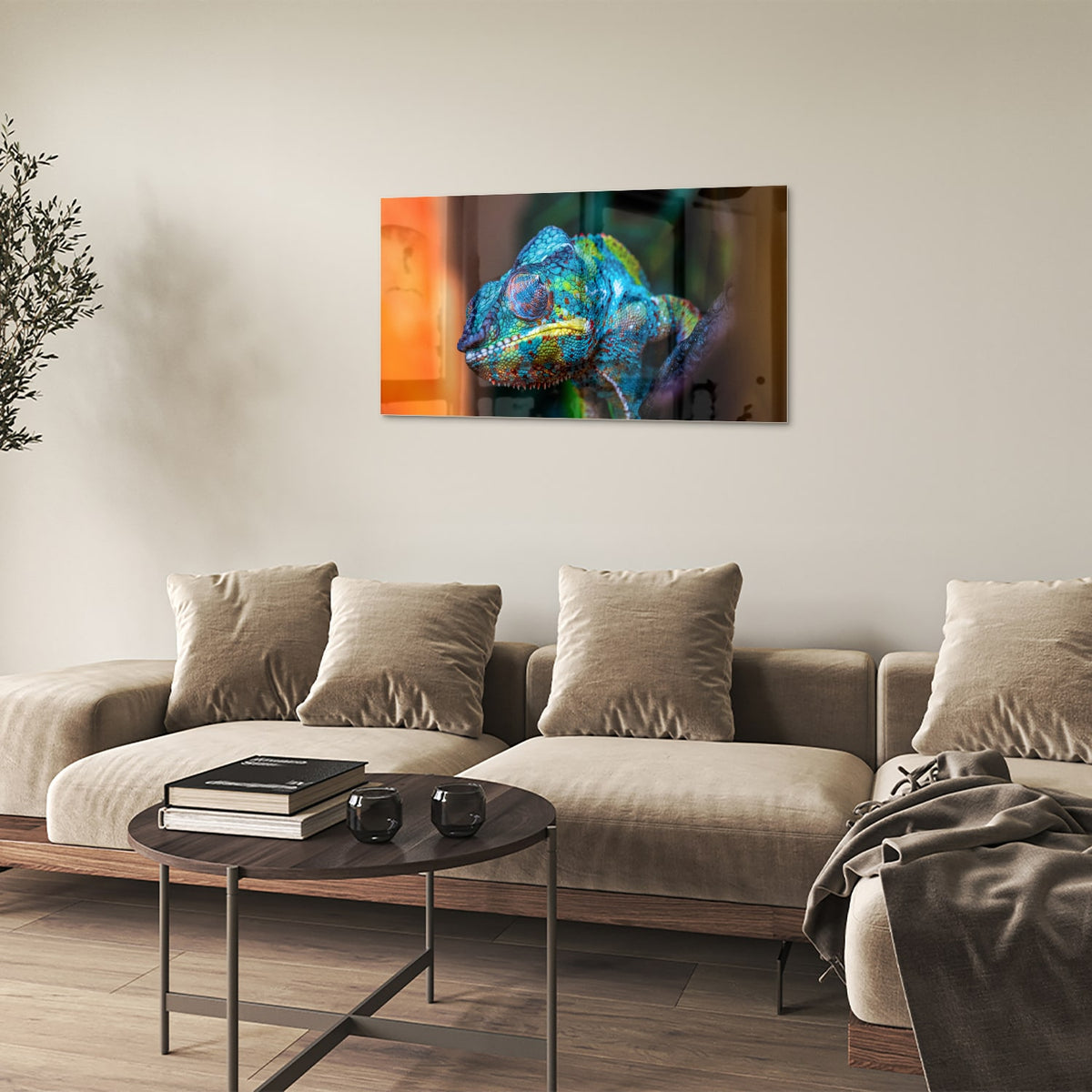 Glazen schilderij van een kleurrijk chameleon hangt aan de muur
