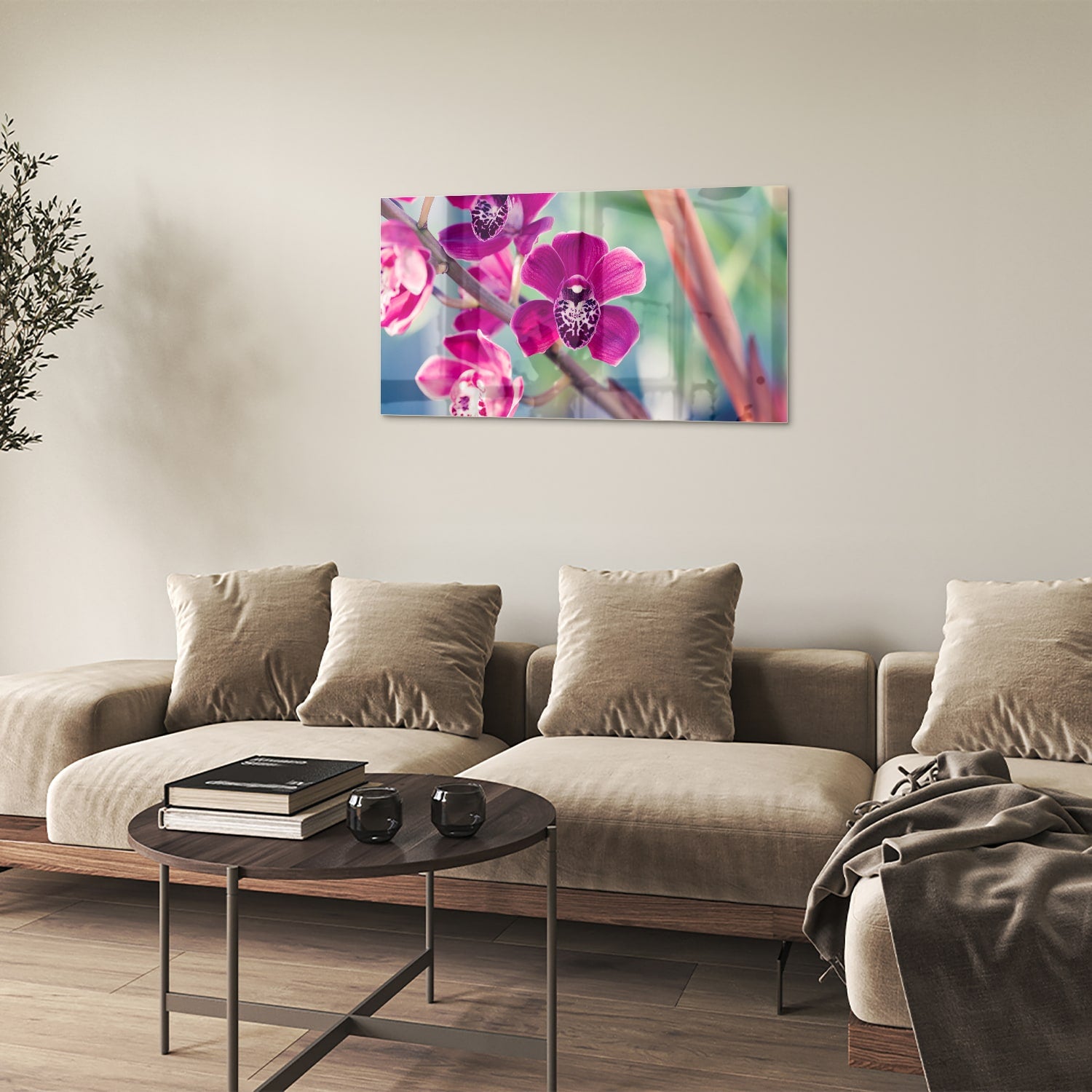 Glazen schilderij van paarse orchideen aan de muur in sfeervolle woonkamer.
