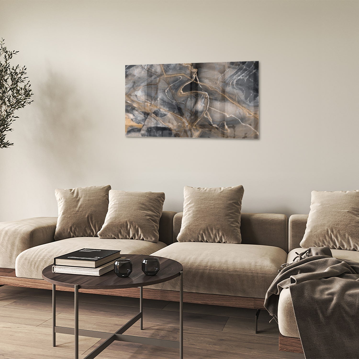 Abstract glazen schilderij met zwarte en gouden lijnen aan de muur.