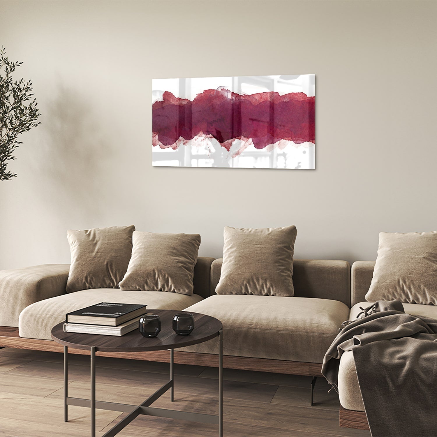 Abstract glas schilderij in dieprood gehangen boven een moderne kast