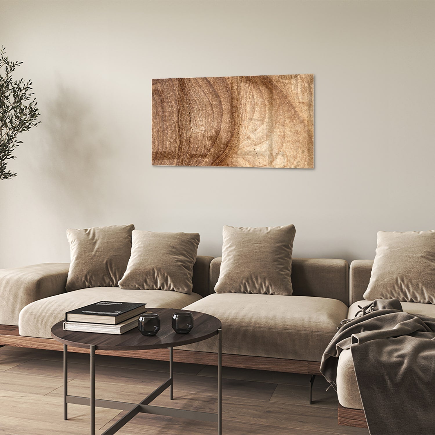 Glazen schilderij met een ontwerp in houttinten, hangt aan de muur.