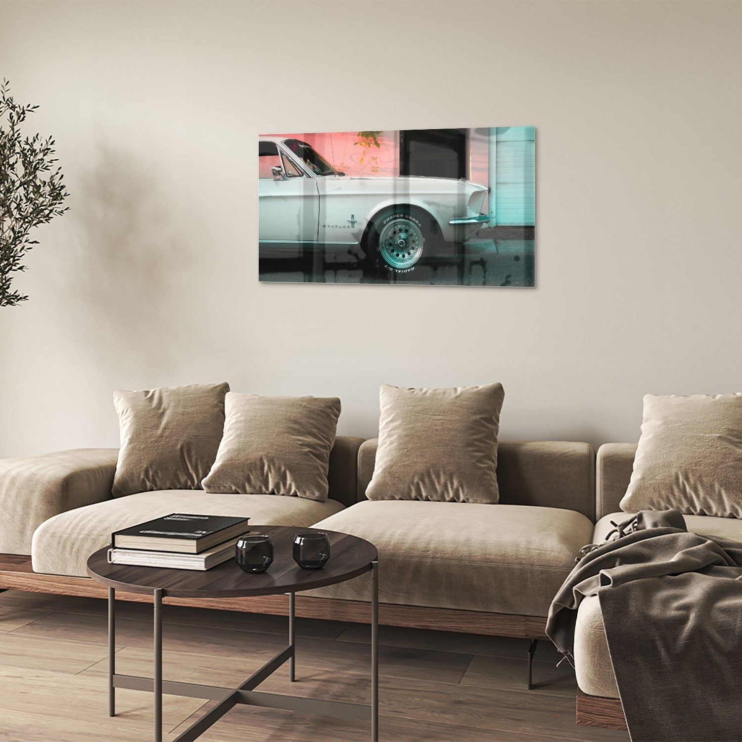 Glazen schilderij van een vintage auto in een sfeervol interieur